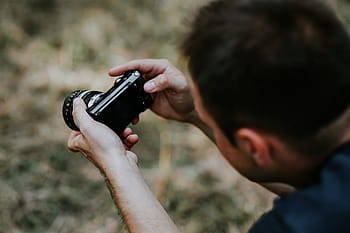 tomando, fotos, hermosa, joven, mujer, fotógrafo, trabajo, cámara, modelo, fotografía, pistola