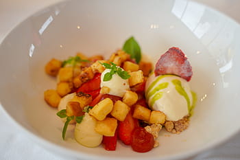 strawberries, salad of strawberries, basil, frozen yogurt, original beans edel white, mascarpone, kaiserschmarrn, dessert, restaurant, fine dining restaurant, star kitchen