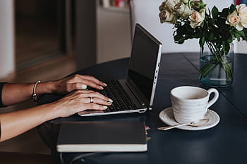 usando, computadora portátil, mesa redonda de desayuno, mujer, ronda, desayuno, mesa, computadora, trabajo, manos, negocios