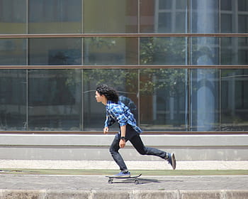 uomo, equitazione, skateboard, davanti, chiaro, costruzione di vetro, indossare, blu, plaid, lungo, manica
