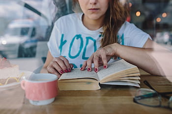mujer leyendo el libro, cafetería, mujer leyendo, leyendo el libro, adulto, caucásico, mujer, café, libro, leyendo, joven