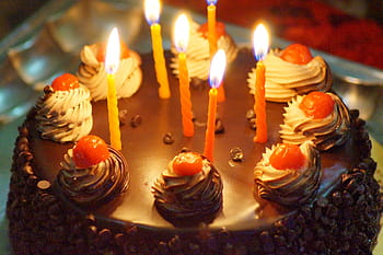 schließen, Foto, runder Schokoladenkuchen, Kerzen, Nahansicht, runden, Schokoladenkuchen, Geburtstag, Kuchen, Feier, feiern