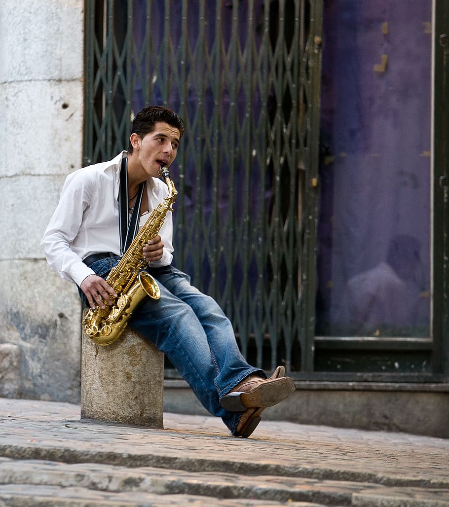 muž, sedící, pošta, hraní, budova, během dne, saxofon, hráč, hudba, umělec, saxofonista