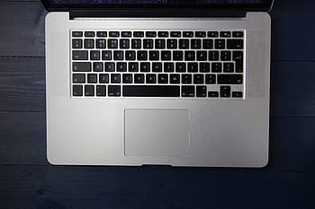 jabłko laptop, niebieski, drewniane biurko, jabłko, laptop, drewno, biurko, technologia, biznes, komputer, gabinet