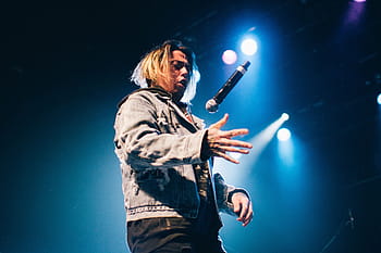 man throwing microphone, people, man, guy, rock, band, singer, microphone, stage, concert, spotlight