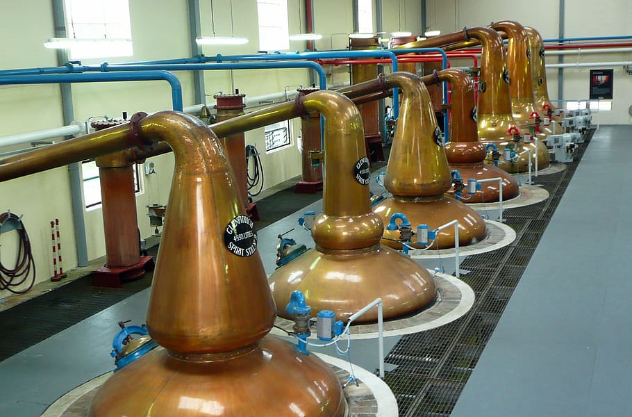 serbatoi di stoccaggio in metallo dorato, distilleria, Scozia, Whisky, Glenfiddich