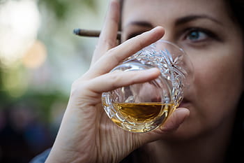 whisky, rum, lihovina, žena, závislost, napít se, brandy, alkohol, sklenice na whisky, sklenka, wiskeyglas