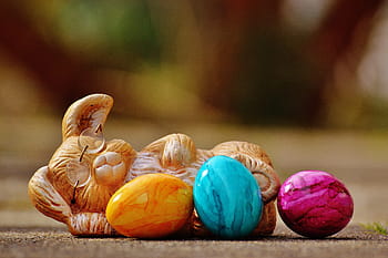 beżowy, figurka króliczka, trzy, kamienie szlachetne, brązowy króliczek, statuetka, żółty niebieski, różowy, kamienie, Wielkanoc, jajko