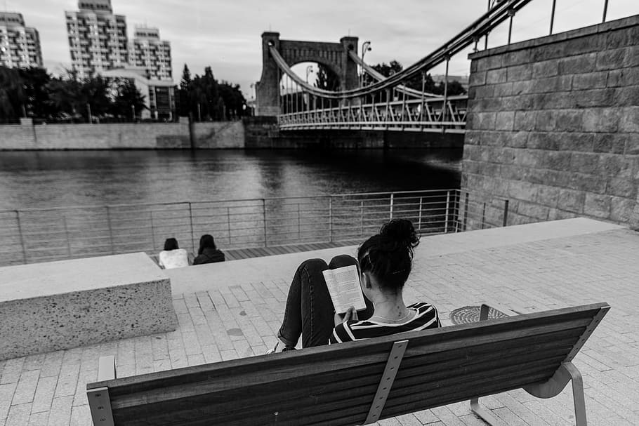 žena, sedící, lavice, čtení knihy, přední, tělo, fotografie ve stupních šedi, Černý a bílý, fotografie, ulice, číst