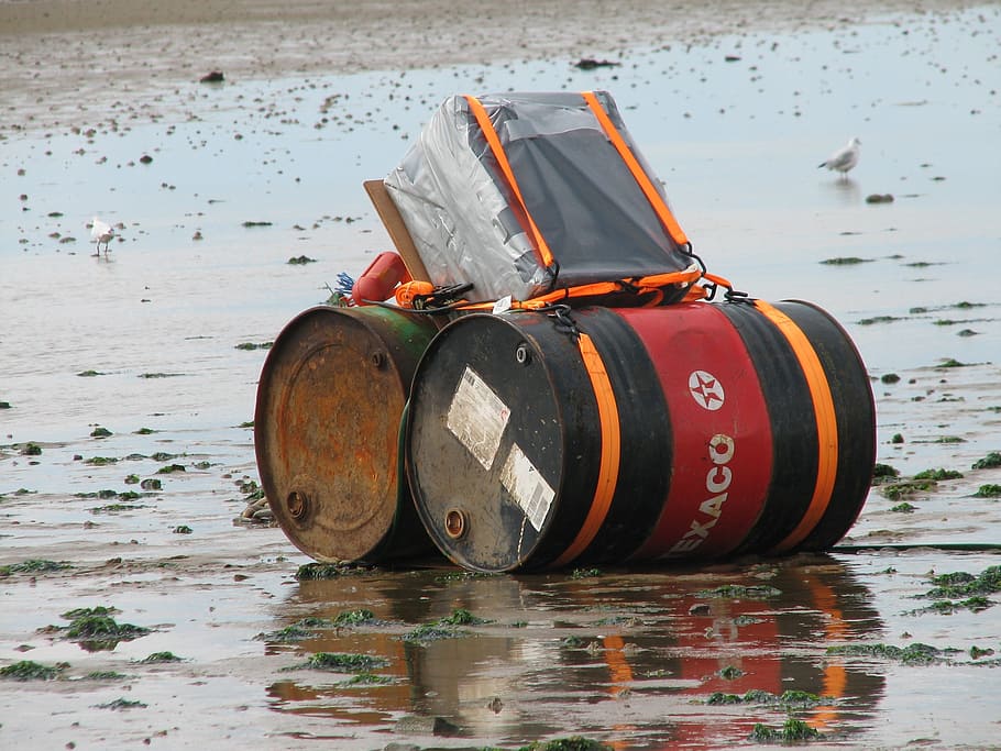 installation in the wadden sea, tons, tonnes of oil, texaco, speakers