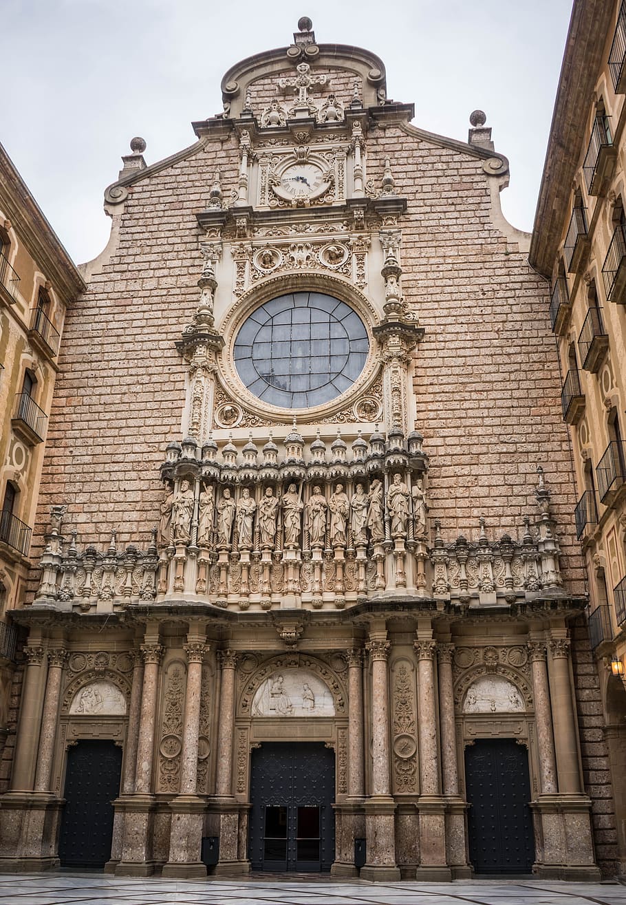 chiesa in cemento bianco, montserrat, monastero, Spagna, viaggio, montserrat, monastero, architettura, Barcellona, catalogna, religione, Chiesa