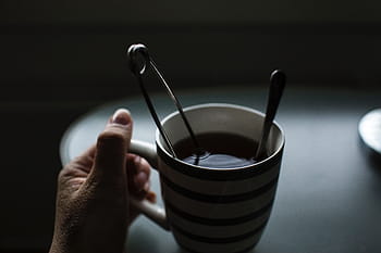 osoba, hospodářství, džbánek, spínací špendlík, temný, káva, napít se, stůl, lžíce, pohár, ruka
