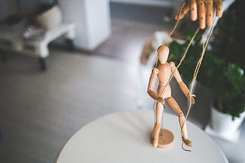 hnědá řetězová loutka, dřevěný manekýn, dřevěný, manekýn, loutka, zacházení, tlak, problémy, hračka, Modelka