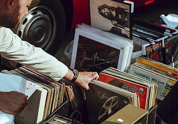 osoba, dostat, vinylové rukávy, ruka, vinyl, album, starý, vinobraní, hudba, zvuk, sbírka