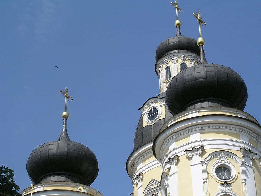 Rusko, tvar cibule, architektura