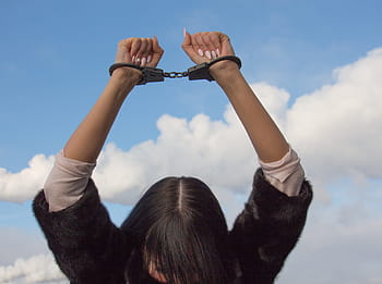 女性、 身に着けている、 黒、 白、 シャツ、 上げる、 手、 グレー、 手錠、 昼間、 黒と白