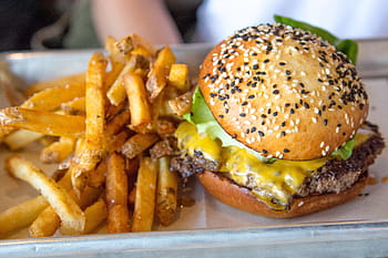 cheeseburger a hranolky, cheeseburger, hranolky, jídlo pití, jídlo, hamburger, hovězí, maso, Fast Food, nezdravé stravování, vyndat jídlo