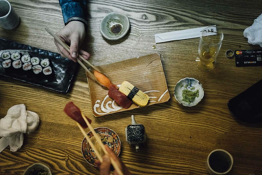 kişi, kullanma, Çin yemek çubukları, yiyecek toplama, tablo, Japonya, nippon, Suşi, yemek yiyor, Asya, Japonca