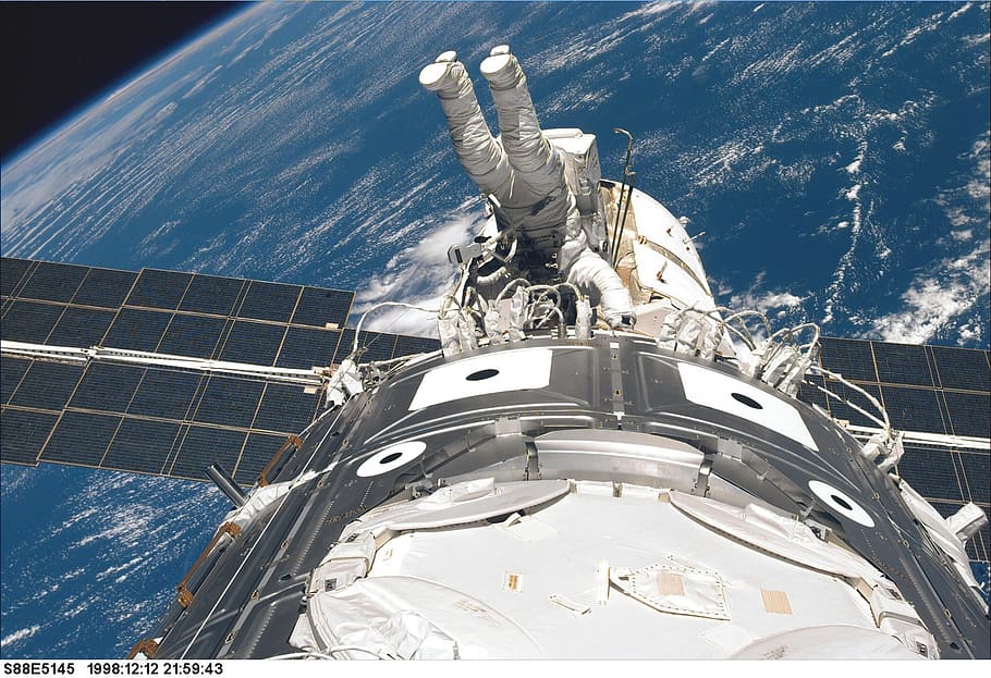 宇宙飛行士、 スペースウォーク、 スペースシャトル、 ツール、 スーツ、 パック、 テザー、 フローティング、 ジョブ、 メンテナンス、 船外活動