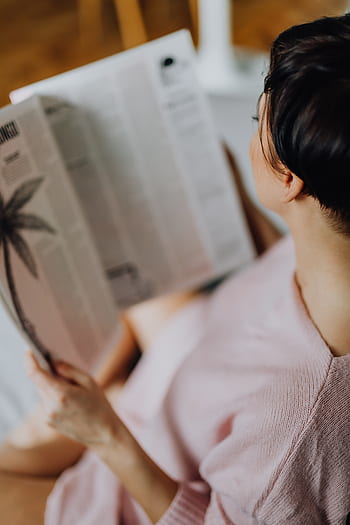 jornal, ler, mulher, cabelo escuro, lendo, caucasiano, morena, curto, escuro, cabelo, lê