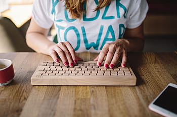Hembra, manos escribiendo texto, inalámbrico, madera, teclado, primer plano, manos, escribir, texto, mujer, espacio de trabajo
