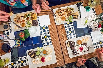 barevné mexické hody, barvitý, mexická, hody, burrito, jíst ven, ruce, nachos, restaurace, pohled shora, dřevo