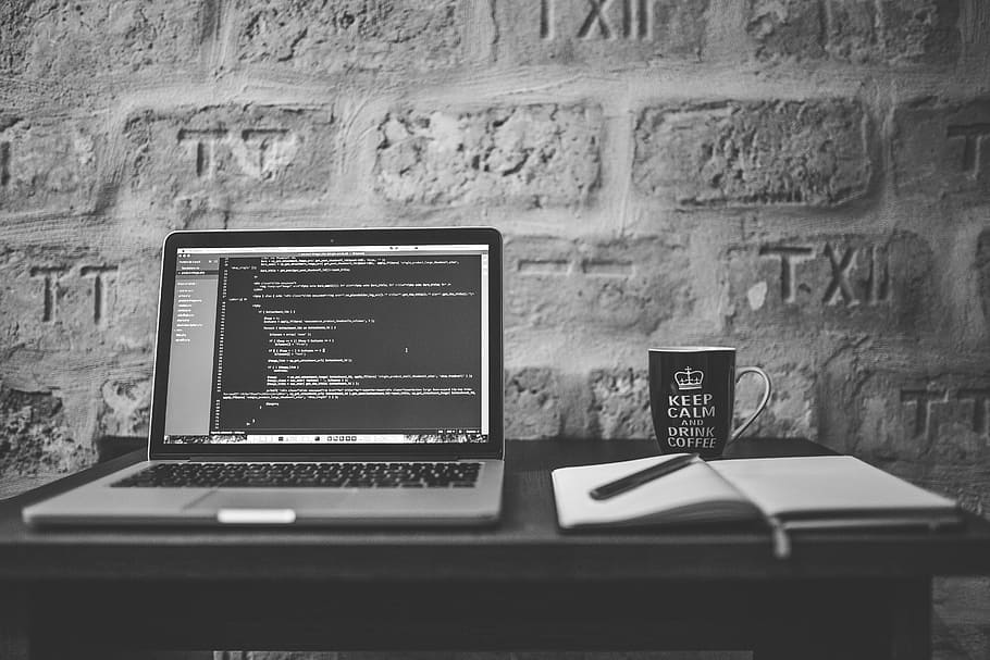 fotografie ve stupních šedi, macbook, pro, vedle, keramický, džbánek, dřevěný, stůl, jablko, cihlová zeď, počítač