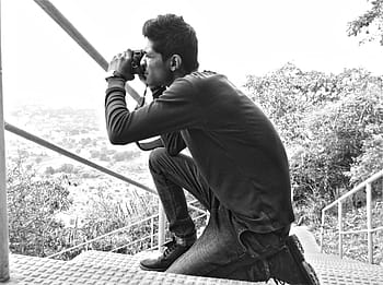 foto in scala di grigi, uomo, utilizzando, fotocamera dslr, in ginocchio, scala, prendere, immagine, fotografo, fotografia, tipo