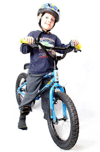 garçon, permanent, velo bmx, portant, casque, vélo, garçon, isolé, activité, enfant, bicyclette, blanc