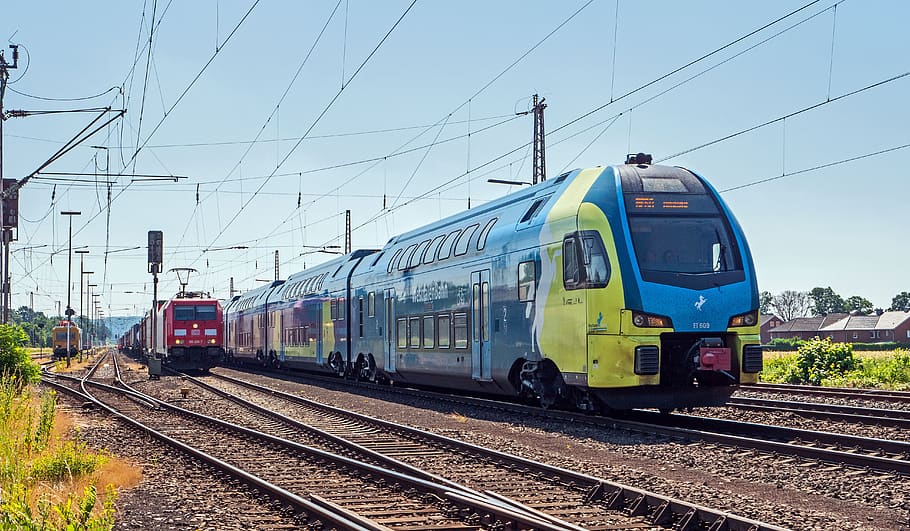 unità elettrica multipla, autobus a due piani, westfalenbahn, ferrovia privata, linea principale, sorpasso la stazione ferroviaria, binari, locomotiva elettrica, Stadler, bacio, ferrovia