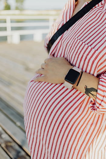 smartwatch, grávida, mulher, gravidez, abdômen, tatuagem, barriga, vestido, vermelho, pulseiras, relógio maçã