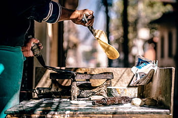 πρόσωπο, κράτημα, καφέ, εργαλείο χειρός, κάλυμμα, αλεύρι, φαγητό, κουζίνα, τραπέζι, bokeh, Ανθρωποι