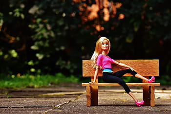 panenka Barbie, sedící, hnědý, dřevěný, lavice, krása, Barbie, banka, sedět, pěkný, panenka