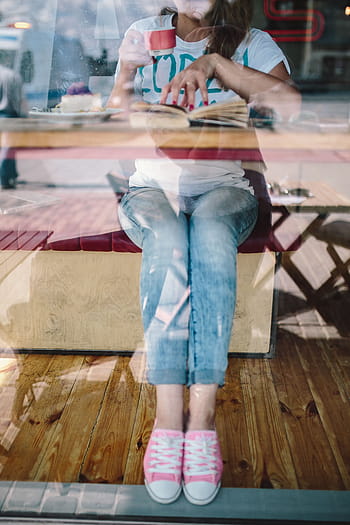 mujer leyendo libro, cafetería, mujer leyendo, leyendo libro, adulto, caucásico, mujer, café, libro, leyendo, joven