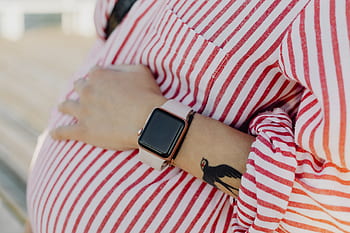 smartwatch, grávida, mulher, gravidez, abdômen, tatuagem, barriga, vestido, vermelho, pulseiras, relógio maçã
