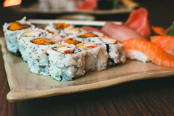 sushi yam california rolích, sushi, yam california, rolích, jíst ven, ruce, restaurace, jídlo, plody moře, losos, připravené ryby
