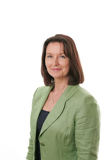 femme, portant, vert, entaillé, veste de costume de revers, entraîneur, mentor, directeur, sur de soi, heureux, femme confiante