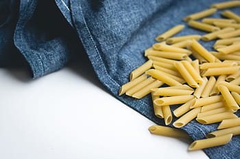 blu, biancheria, penne, sfondo bianco, jeans, tessile, denim, avvicinamento, pantaloni, pasta, in casa
