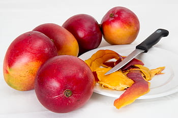 cinque, rosso, manghi, accanto, bianca, piatto, pelato, Mango, coltello, frutta tropicale, succoso