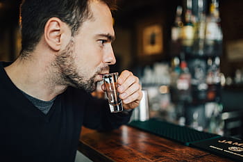 jovem, homem, bar, Bonito, adulto, bebida, masculino, restaurante, elegante, álcool, noite