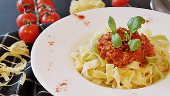 servire, piatto, cucinato, pasta, salsa, tagliatelle, carne macinata, carne, bolognese, pomodori, basilico