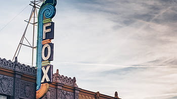fox signage, beton, povrch, architektura, budova, infrastruktura, střecha, značení, mezník, nebe, mrak