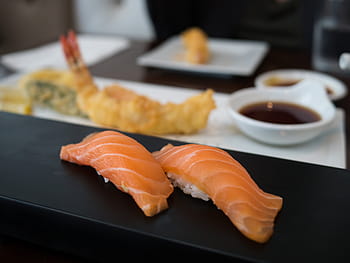 dvě sushi, plody moře, omáčka, Černá, dřevěný, stůl, sushi, saké, nigiri, jídlo, jídlo a pití