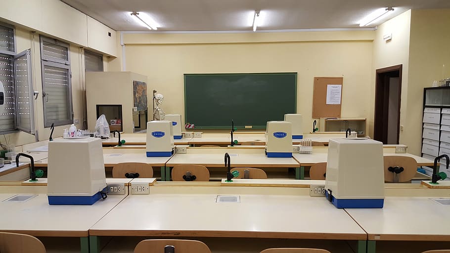 bílý, dřevěný, stoly, židle, uvnitř, pokoj, místnost, laboratoř, třída, škola, studie, břidlice