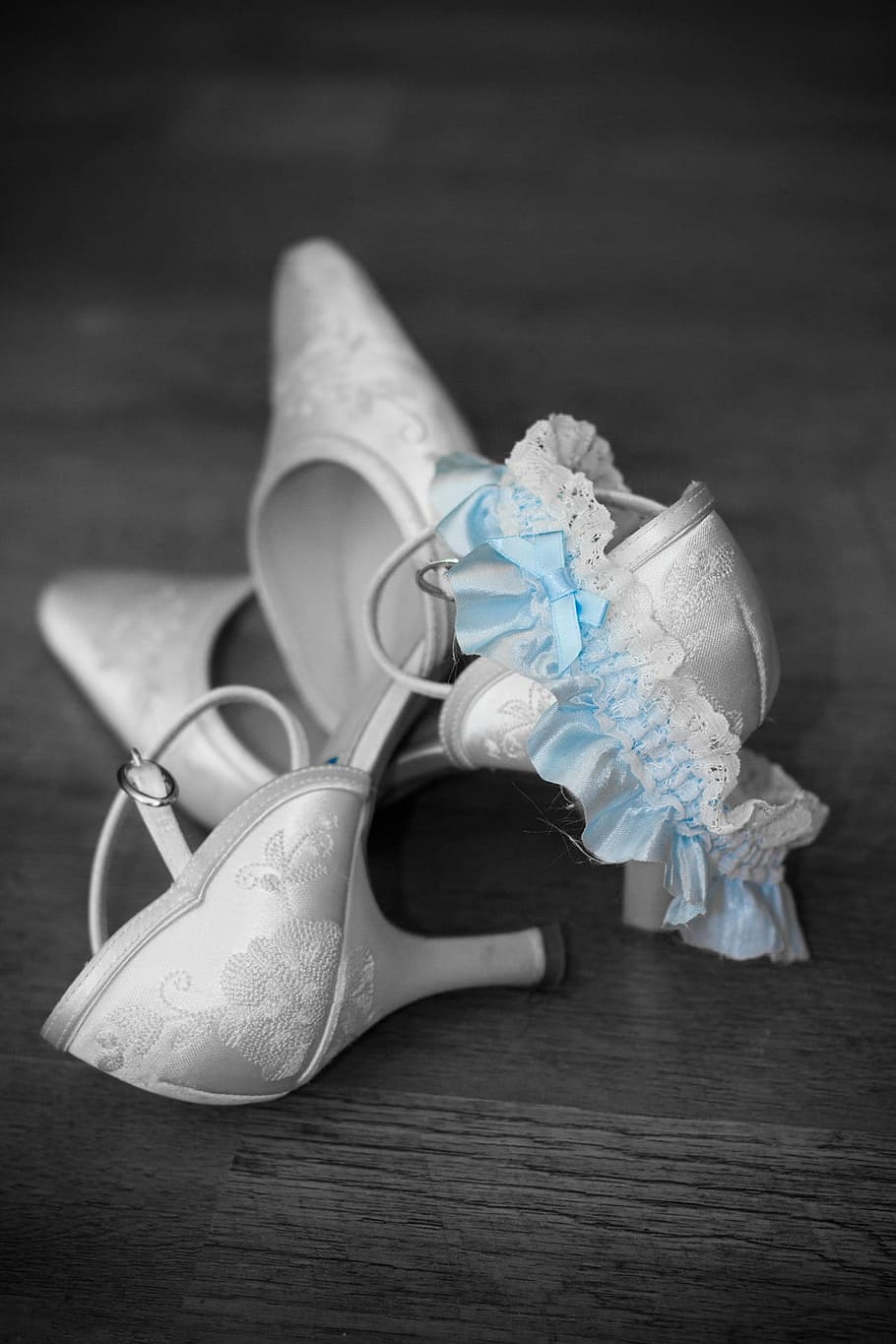 selective, color photo, pair, floral, kitten-heeled, d'orsay, 'orsay shoes, gray, lace, toe, kitten heels