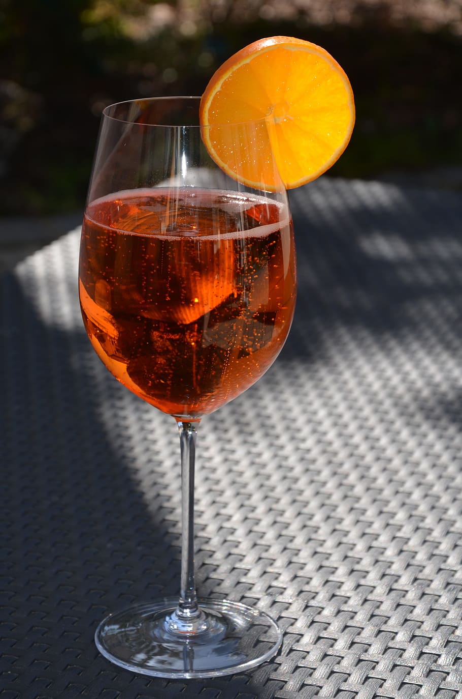 Průhledná, sklenice na víno, umístěny, šedá, stůl, aperol spritz, ovocný, bylina, napít se, prospěch z, sklenka