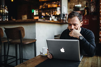 mladý, pracovní, podnikatel, moderní, kavárna, interiér, pracovního prostoru, pracoviště, počítač, macbook, laptop