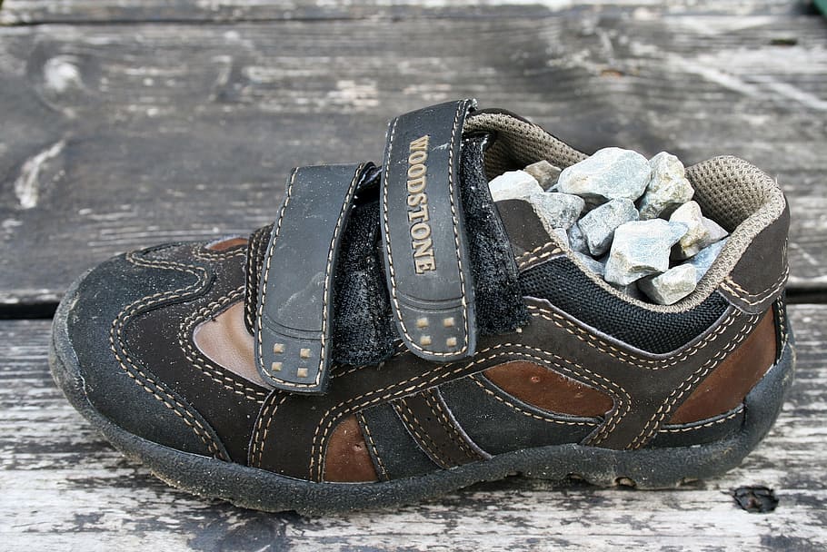 calzature per bambini, scarpa, calzature, ghiaia, pietra, pieno, ciottoli, difficile, difficile da spostare, sensazione di gambe pesanti