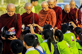 mniši, ulice, sangha, theravada mniši v almužnu, nabídnout sangha, štědrost, nabízet jídlo mnichům, náboženství, buddhista, buddhismus, náboženský