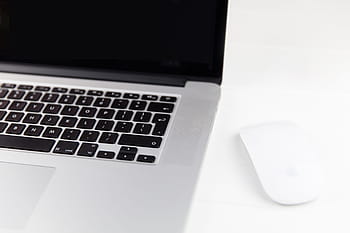 Apple Macbook, zawodowiec, laptop, położony, minimalistyczny, czysty, biały, drewniane biurko, apple macbook pro, magiczna mysz, drewno